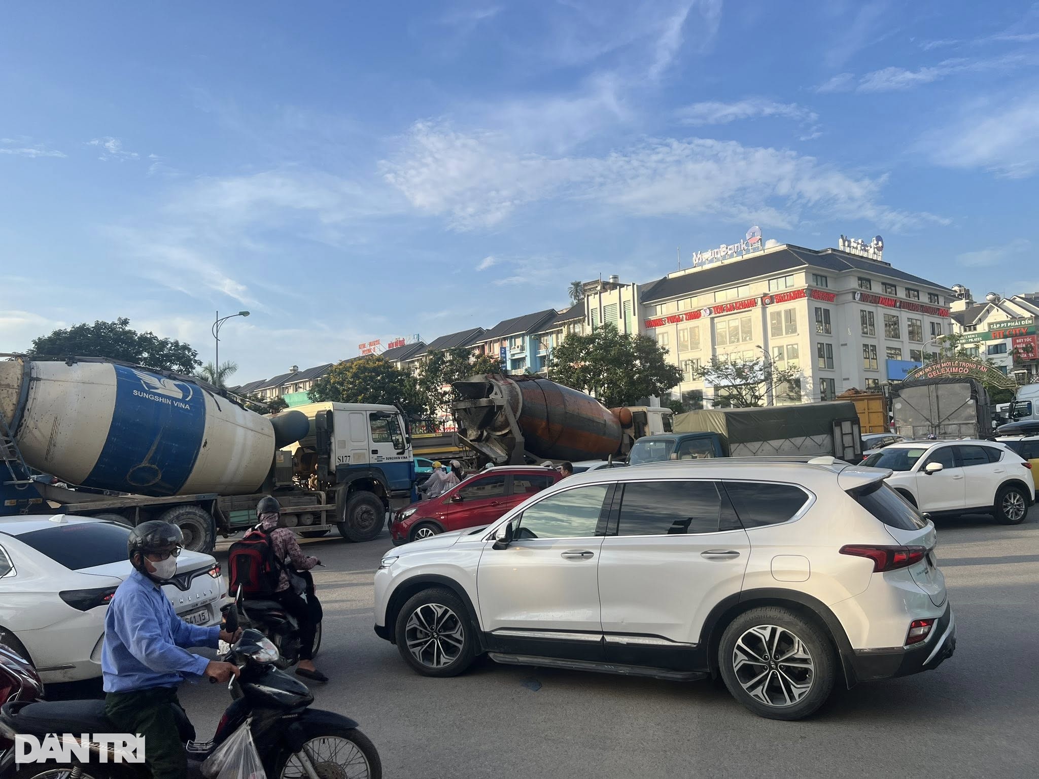Phân luồng ở Đại lộ Thăng Long: Giao thông hỗn loạn, bỏ xe đi bộ về nhà
