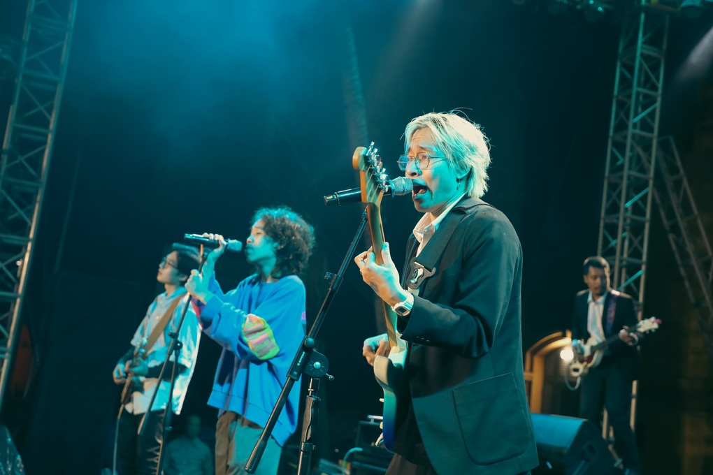 MC Long Vũ, Tùng John trình diễn cực cháy cùng âm nhạc The Beatles - 4 MC Long Vũ, Tùng John trình diễn cực cháy cùng âm nhạc The Beatles - 4
