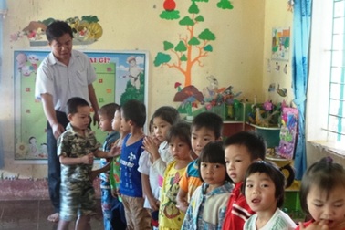Thầy giáo cấp 2 tình nguyện sang mầm non nuôi dạy trẻ