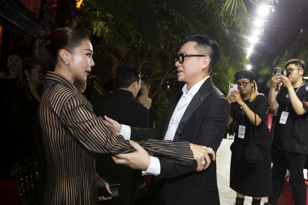 Chồng nhạc trưởng cùng Thanh Hằng dự show Công Trí, màn nịnh vợ gây chú ý - 2 Chồng nhạc trưởng cùng Thanh Hằng dự show Công Trí, màn nịnh vợ gây chú ý - 2