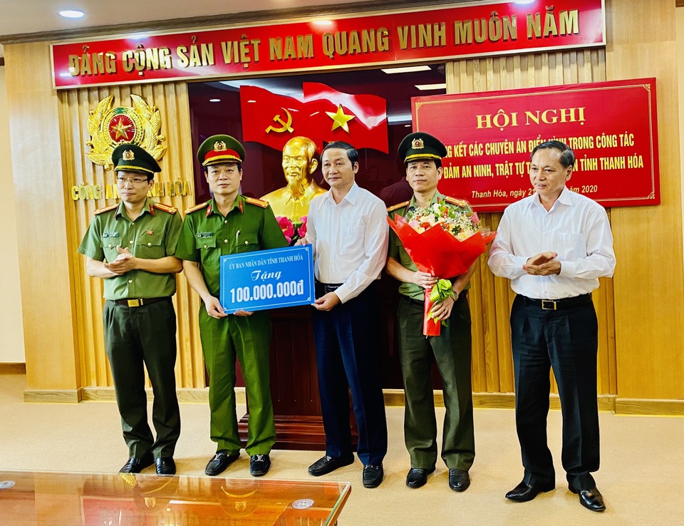 Khen thưởng lực lượng phá án 2 vụ cưỡng đoạt tiền tỉ của lãnh đạo huyện - 1 Khen thưởng lực lượng phá án 2 vụ cưỡng đoạt tiền tỉ của lãnh đạo huyện - 1