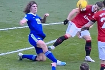 Tranh cãi gay gắt về hai tình huống Man Utd hưởng lợi từ trọng tài