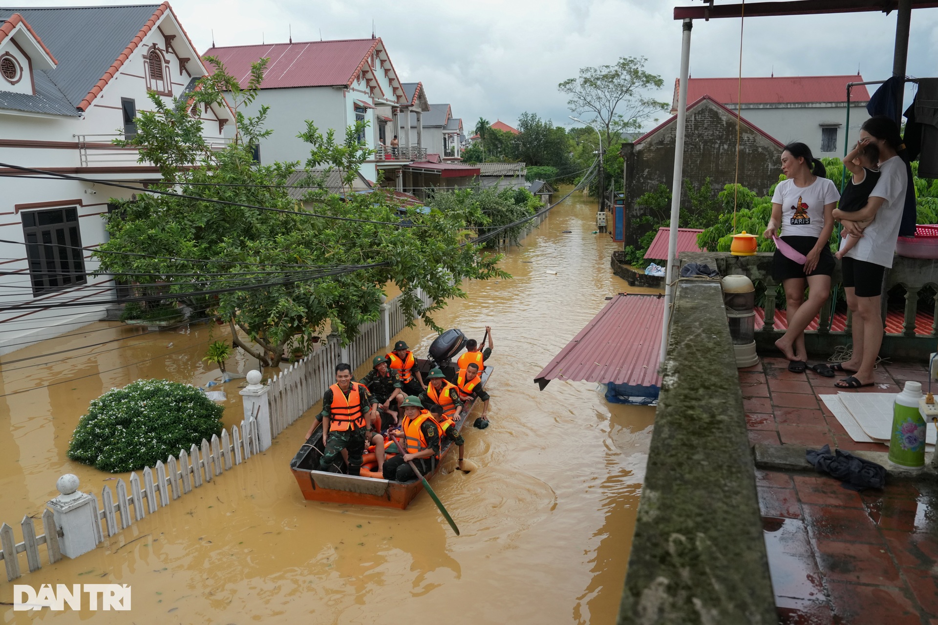 Thái Nguyên: Cố thủ giữ nhà nhưng phải kêu cứu vì nước lũ dâng cao đến cổ - 5