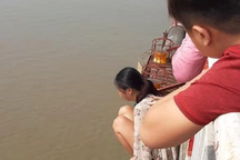 Khuyên giải thành công một phụ nữ trẻ mang theo con nhỏ, định nhảy cầu Chương Dương tự tử