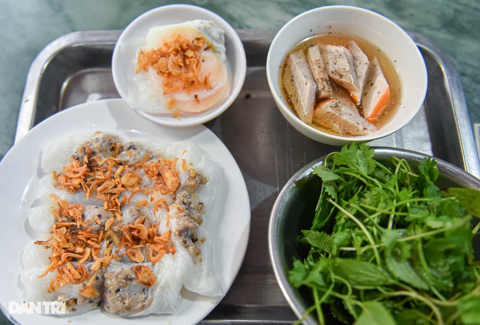 Quán bánh cuốn đắt hàng suốt 40 năm, ngày bán 200 suất ở Hà Nội - 8 Quán bánh cuốn đắt hàng suốt 40 năm, ngày bán 200 suất ở Hà Nội - 8