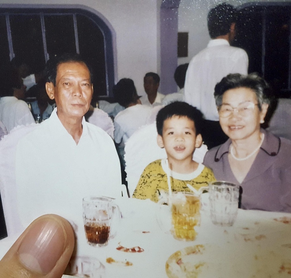 Khách Mỹ chờ 2 tháng mới được thợ người Việt cắt tóc, giá 3 triệu đồng/lần - 1 Khách Mỹ chờ 2 tháng mới được thợ người Việt cắt tóc, giá 3 triệu đồng/lần - 1