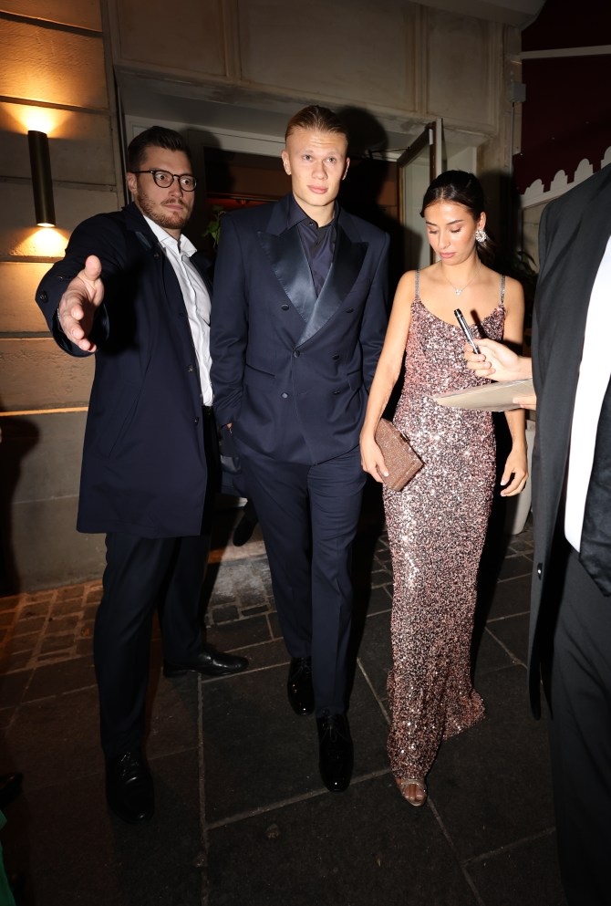 ハーランドのスーパーモデルの恋人はゴールデンボール賞授賞式でゴージャス - 2 Bạn gái siêu mẫu của Haaland lộng lẫy trong lễ trao giải Quả bóng vàng - 2