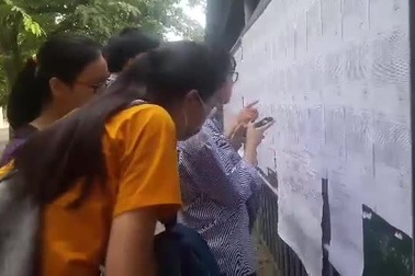 Nhiều học sinh dâng hương hoa trước tượng cụ Phan Bội Châu để cầu may.