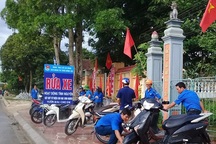 Đoàn viên đội nắng rửa xe gây quỹ giúp học sinh nghèo tới trường