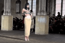 Người mẫu cởi đồ khi catwalk ở Tuần lễ Thời trang London