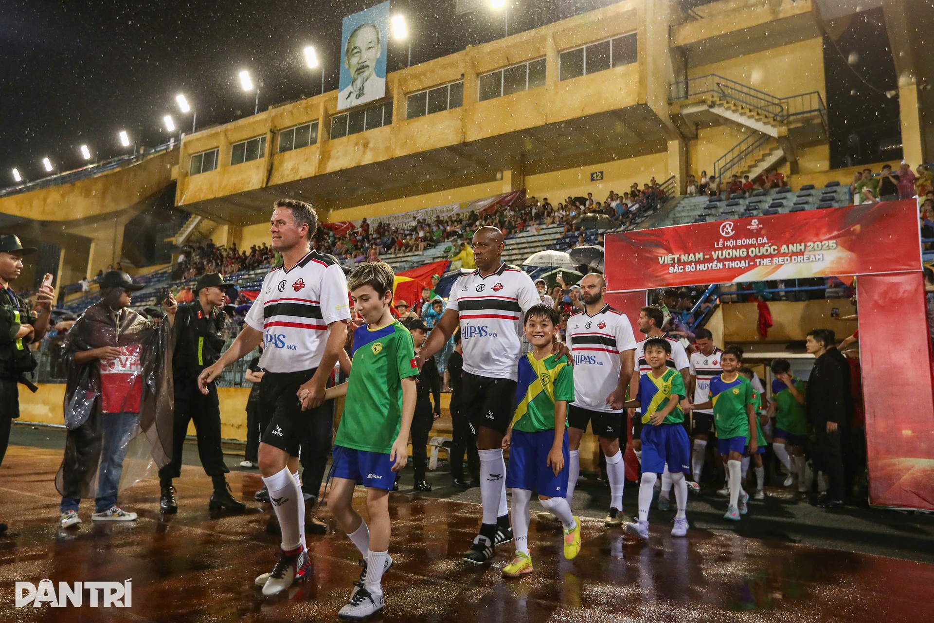 Đội ngôi sao Việt Nam thắng đẹp 3-2 trước các huyền thoại Man Utd - 1 Đội ngôi sao Việt Nam thắng đẹp 3-2 trước các huyền thoại Man Utd - 1