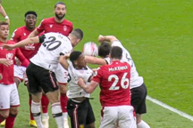 Công nghệ VAR gây tranh cãi khi từ chối thổi phạt đền với Man Utd