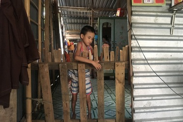 Khốn khổ mẹ tật nguyền nuôi con bại não