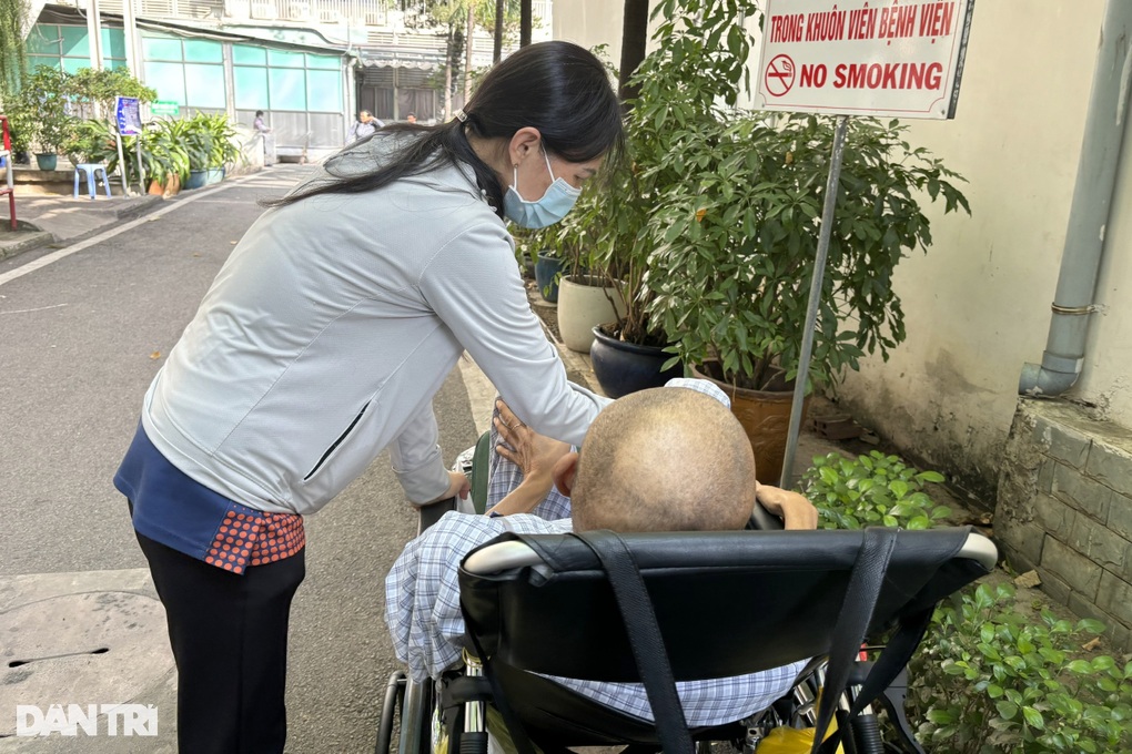 Vợ bán ve chai nuôi chồng ung thư di căn não và ước mơ trong năm mới - 3 Vợ bán ve chai nuôi chồng ung thư di căn não và ước mơ trong năm mới - 3