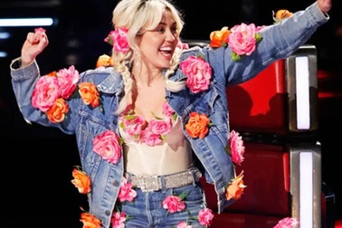 “The Voice” Mỹ: Thời trang của nữ giám khảo “gây sốc” nhất