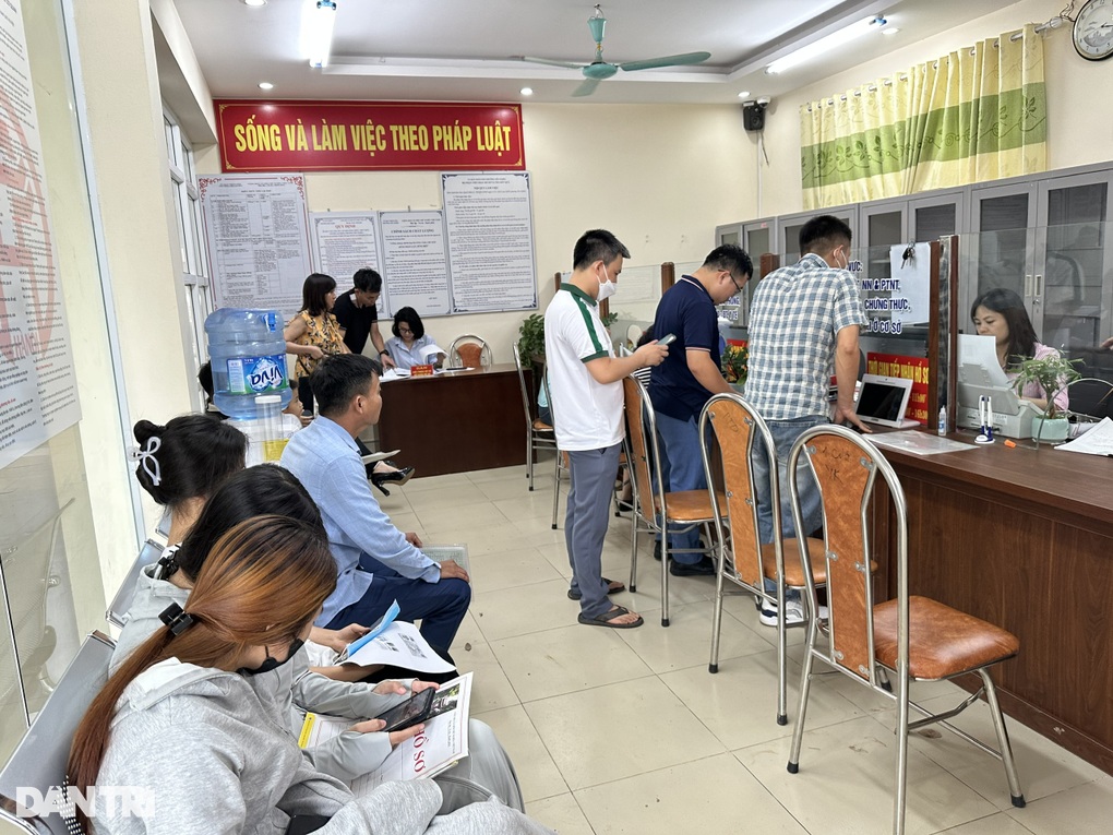 Người dân tấp nập đi làm thủ tục đất đai, xây dựng trong ngày đầu sáp nhập - 1 Người dân tấp nập đi làm thủ tục đất đai, xây dựng trong ngày đầu sáp nhập - 1