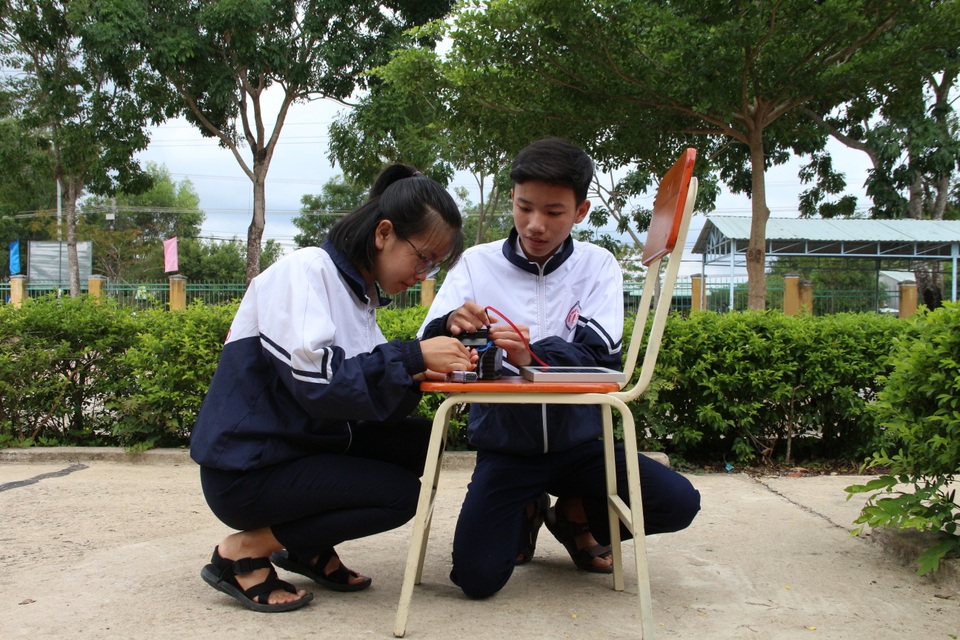 Học sinh vùng khó sáng tạo máy đa chức năng chạy bằng năng lượng mặt trời - 4 Học sinh vùng khó sáng tạo máy đa chức năng chạy bằng năng lượng mặt trời - 4