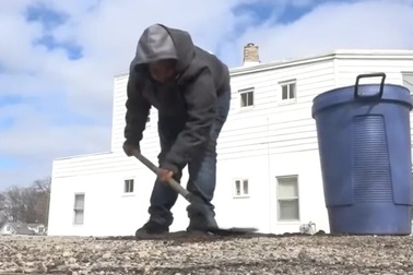 Cậu bé Mỹ “gây sốt” vì lấp 15 ổ gà để giúp mọi người tránh tai nạn