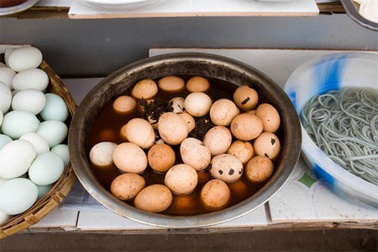 Trung Quốc: Sau gạo, thịt,.. đến lượt trứng bắc thảo nhiễm độc