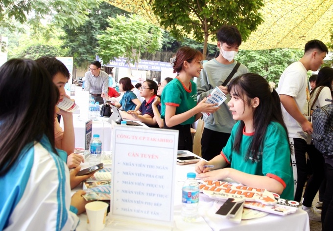 Tư vấn thông tin tuyển dụng giữa doanh nghiệp và người lao động.