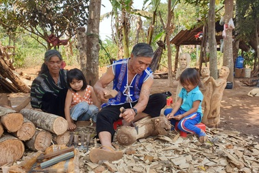 Nghệ nhân Jrai “thổi hồn” vào tượng gỗ