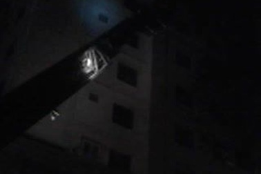 Cận cảnh xe thang tiếp cận các tầng cao cứu người mắc kẹt.