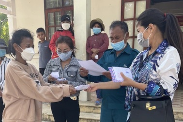 Vừa sinh con, Hoa khôi Hương Hoàng đã mang Tết ấm đến với người nghèo