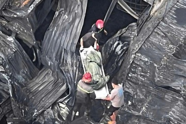 Tìm thấy một thi thể trong vụ cháy nhà xưởng ở TPHCM