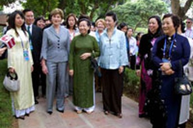 Phu nhân, phu quân các lãnh đạo APEC thăm Văn Miếu 