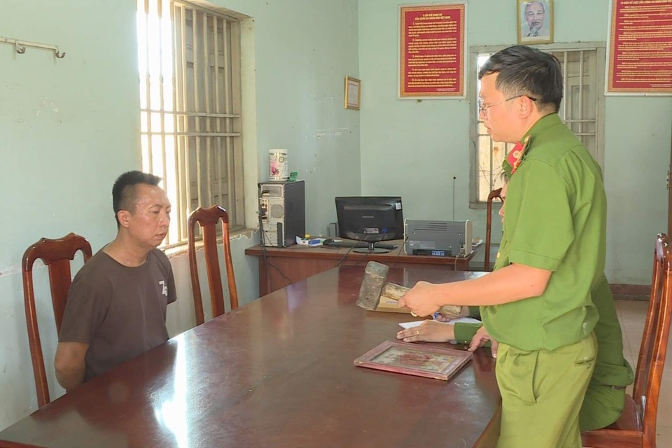 Đi gửi giấy triệu tập đối tượng, thượng úy công an bị đánh thương tích - 1 Đi gửi giấy triệu tập đối tượng, thượng úy công an bị đánh thương tích - 1