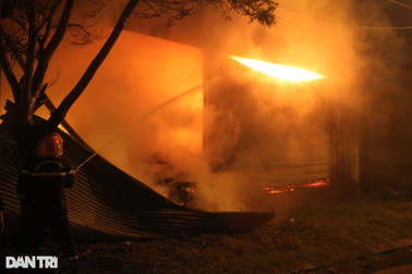 Kho chứa hàng Tết bị thiêu rụi, hơn 10 tỷ đồng ra tro