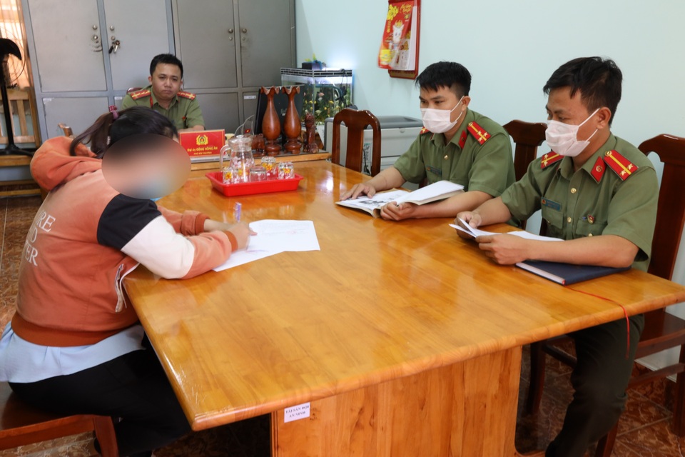 Phạt nữ công nhân tung tin sai người mắc Covid-19 ngáo đá bỏ trốn - 1 Phạt nữ công nhân tung tin sai người mắc Covid-19 ngáo đá bỏ trốn - 1