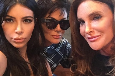 Mẹ cô Kim tái ngộ chồng chuyển giới