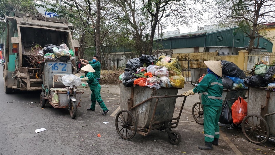 Hà Nội: Công nhân vệ sinh môi trường làm việc gấp ba lần trong ngày đầu năm - 1 Hà Nội: Công nhân vệ sinh môi trường làm việc gấp ba lần trong ngày đầu năm - 1