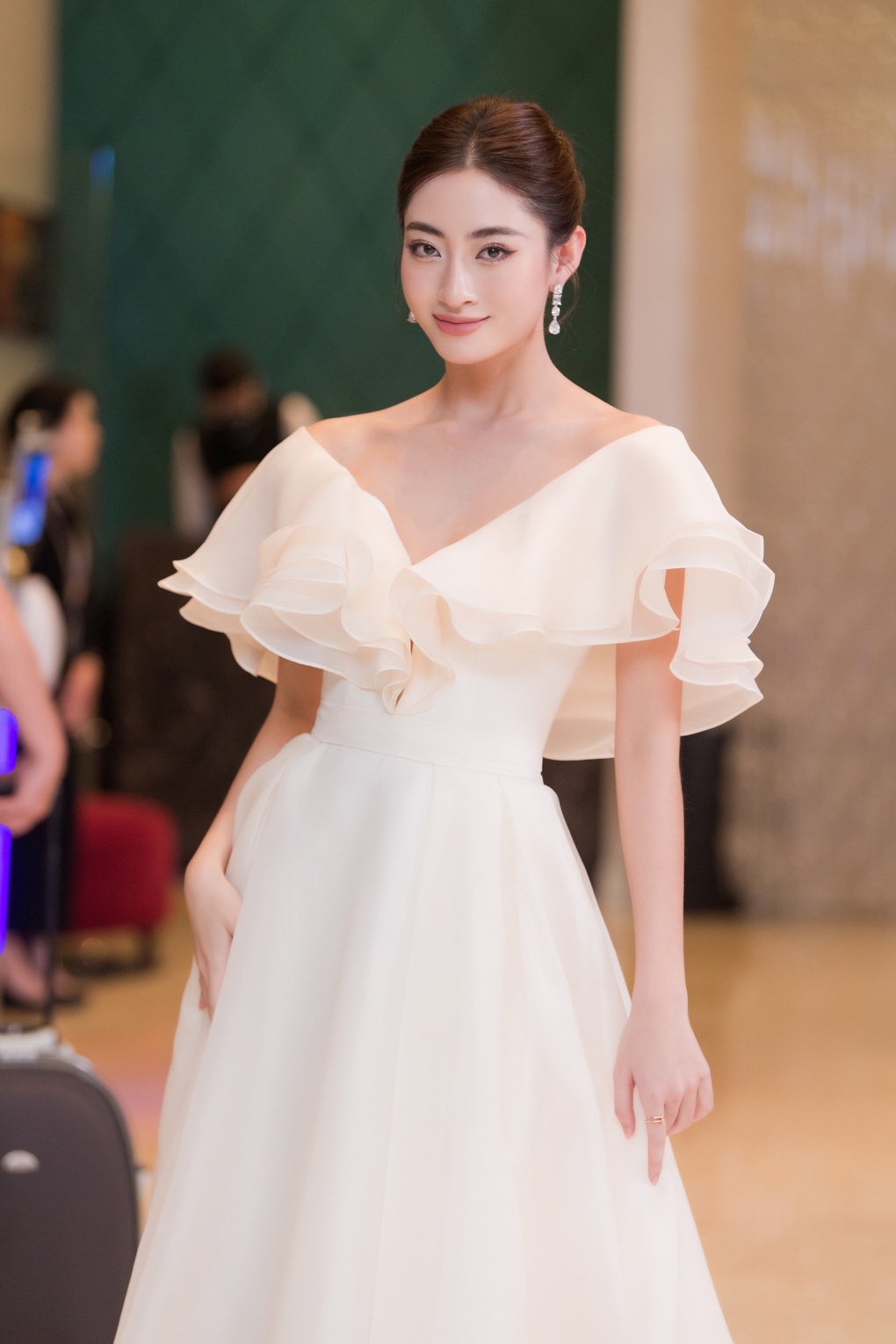 Hoa hậu Thùy Tiên đi xem váy cưới sau khi mời luật sư bảo vệ hình ảnh - 4 Hoa hậu Thùy Tiên đi xem váy cưới sau khi mời luật sư bảo vệ hình ảnh - 4