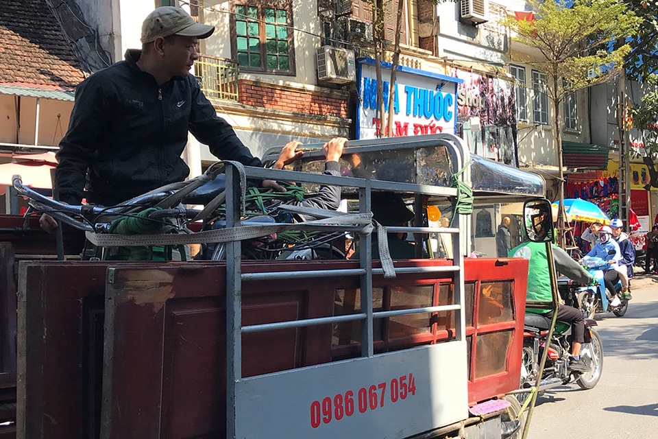 Xe ba bánh chở hàng cồng kềnh nghênh ngang trên đường phố - 5 Xe ba bánh chở hàng cồng kềnh nghênh ngang trên đường phố - 5