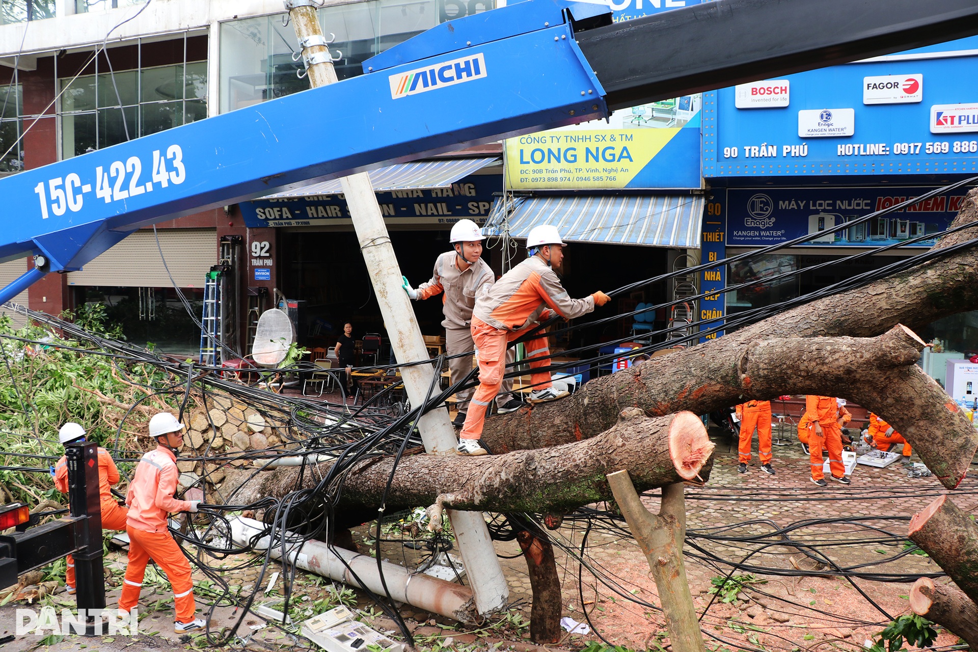 Những người thợ áo cam căng mình dựng cột, nối đường dây sau bão Kajiki - 9
