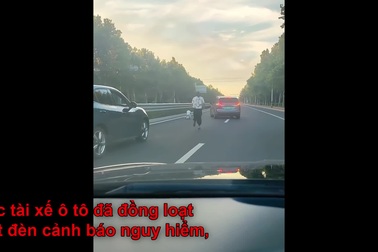 Cậu bé gây náo loạn vì chạy xe đồ chơi lên cao tốc