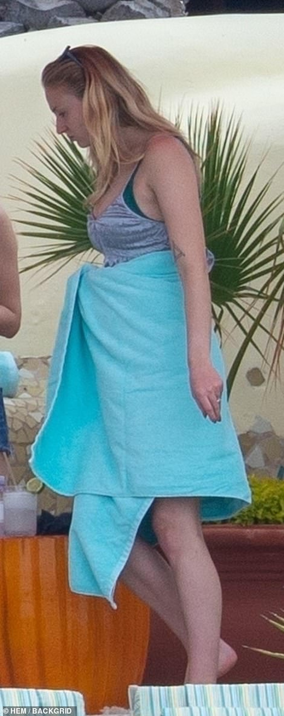 Sophie Turner bế bụng bầu đi nghỉ mát - 7 Sophie Turner bế bụng bầu đi nghỉ mát - 7