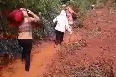 Đường bị xóa sổ, cán bộ, giáo viên chật vật vào bản đang bị cô lập (video Lữ Hưng)