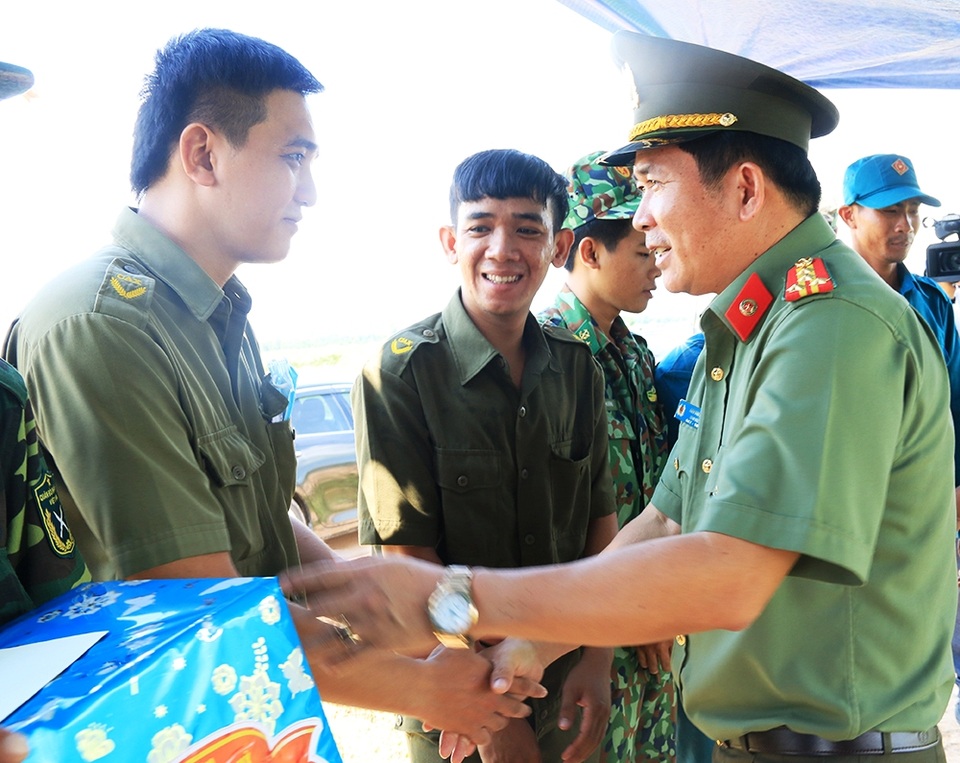 Xử lý nghiêm các đối tượng đưa người xuất, nhập cảnh trái phép - 4 Xử lý nghiêm các đối tượng đưa người xuất, nhập cảnh trái phép - 4