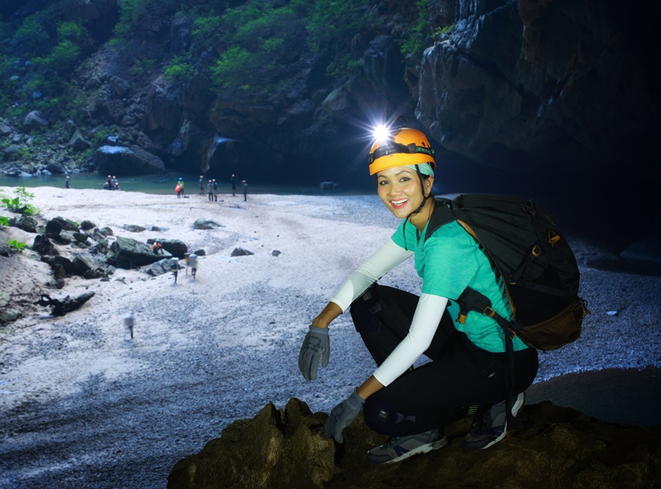 Hoa hậu H’hen Niê “hú hồn” vì bị trượt té khi thám hiểm hang Sơn Đoòng - 3