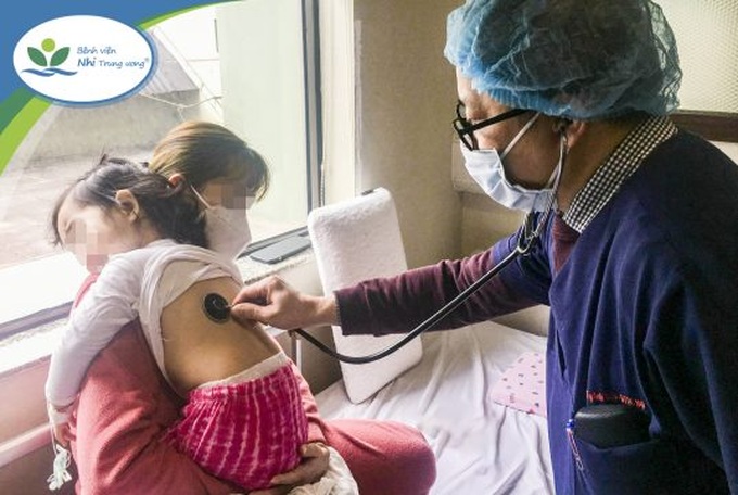 TS.BS Tạ Anh Tuấn, thăm khám cho một trường hợp bệnh nhi mắc hội chứng MIS-C