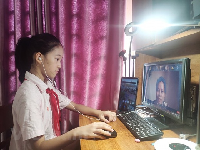 Cha mẹ cần đưa ra các quy tắc về việc sử dụng các thiết bị điện tử khi trẻ tham gia môi trường trực tuyến. Ảnh: Phạm Mai