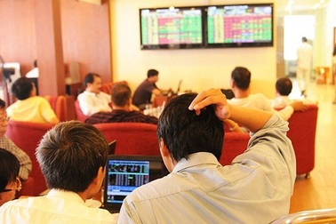 Chứng khoán thoát hiểm trong gang tấc, nhà đầu tư vẫn "tim đập chân run"