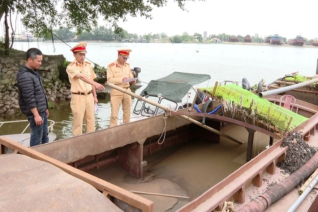 Bắt quả tang 11 đối tượng điểu khiển 3 tàu sắt moi ruột sông Đáy - 1 Bắt quả tang 11 đối tượng điểu khiển 3 tàu sắt moi ruột sông Đáy - 1