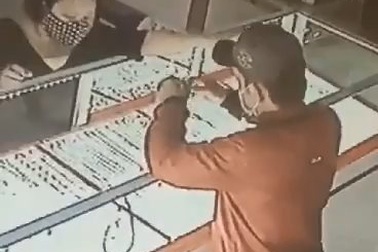 Vụ chủ tiệm vàng thưởng 50 triệu: Đã bắt được nghi phạm giật dây chuyền