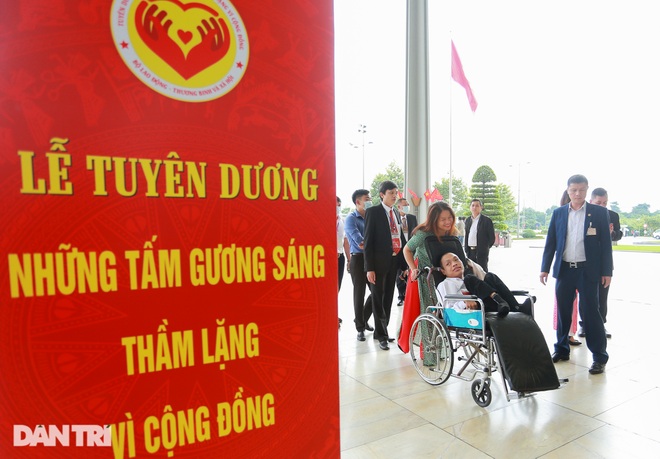 Tôn vinh những ông Bụt, bà Tiên giữa đời thường - 2 Tôn vinh những ông Bụt, bà Tiên giữa đời thường - 2