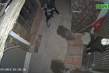 Cảnh 2 nam thanh niên phá khóa cửa, trộm xe máy ở Hà Nội