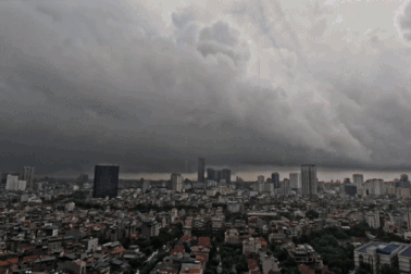 Mưa như trút nước suốt 24 giờ, Hà Nội ngập khắp nơi, giao thông tê liệt